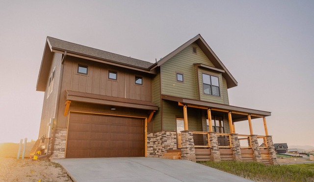 Book your summer trip! Hiking, biking, boating and shopping! Hot tub included!