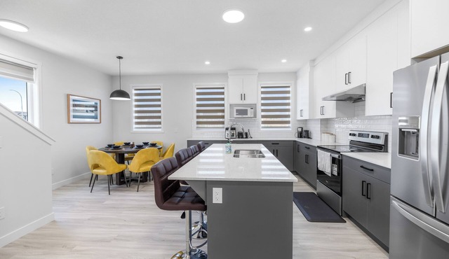 Brand New 2025 Modern Townhome Near YYC Airport | Garage Parking