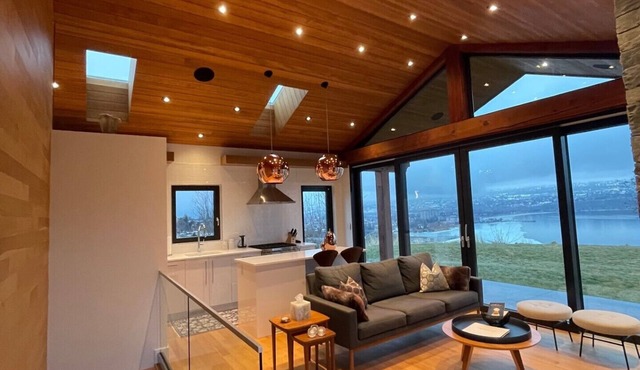 Breathtaking Eden Park Cottage on Okanagan Lake