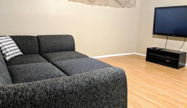 Bright 1 BR 1 Bath Newly Renovated Basement Suite