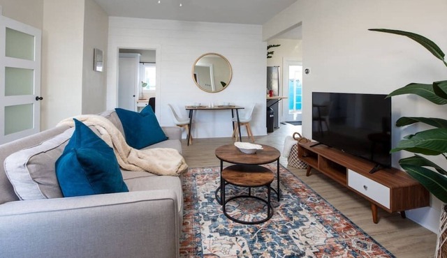 Bright 2 Bedroom Duplex in Historic Downtown