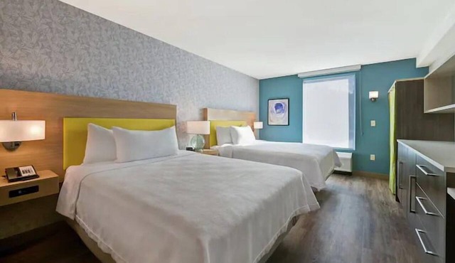 Bright 2 Queen Studio w/Kitchenette, Pool & Shuttle, 0.8mi to PBI