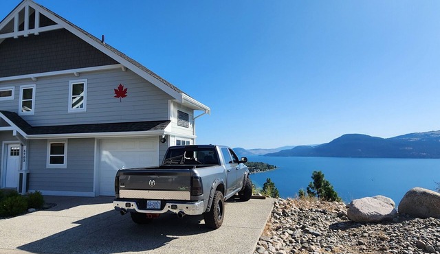 Bright 3 Bedroom Cottage with Sweeping Lake Okanagan Views!
