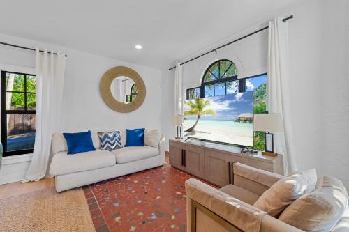 Bright 4-Bedroom Retreat with Pool and Guest Suite