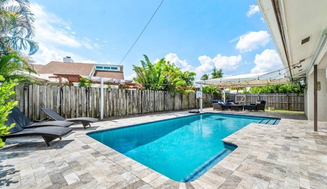 Bright and Comfy ~ 5 Star Location ~ Heated Pool
