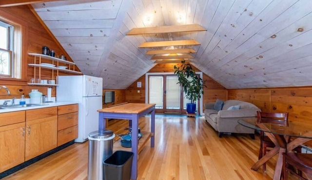 Bright and Cozy Prvt Treehouse Apt Near downtown!