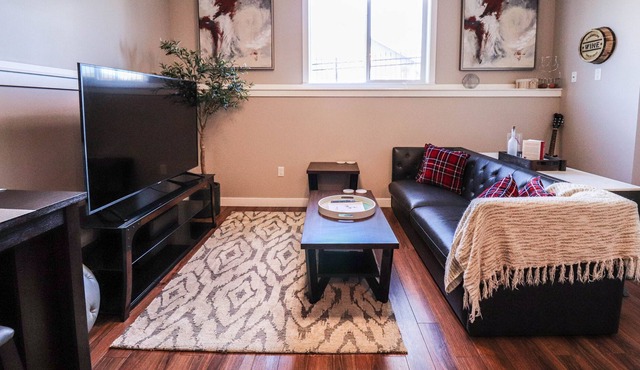 Bright and open-concept parkside suite by the airport