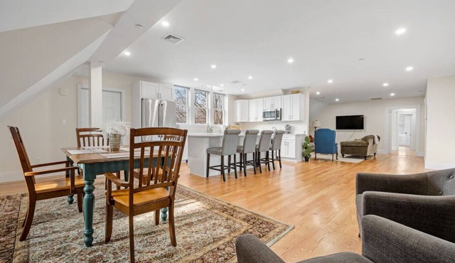 Bright and Spacious 2BR/2BATH Condo with Parking- Highly recommended by guests