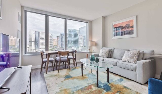 Bright Apt Downtown with Gym