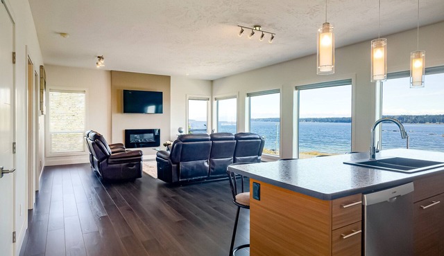 Bright & Cozy Oceanview Getaway in Union Bay - 2 QUEEN BED/1BATH