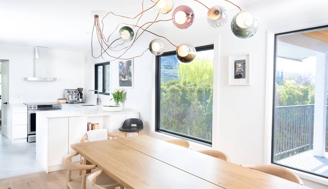Bright Modern Farmhouse with hottub and firepaces, views