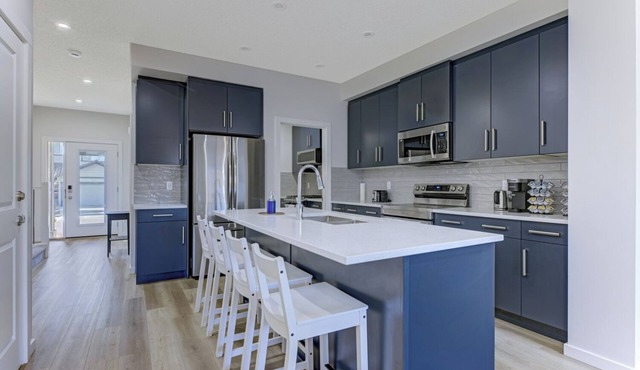 Bright & Modern Home, Sleeps 8+, Fully Equipped Kitchen, & Garage Parking!