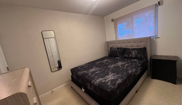 Bright Private Room in Safe Area – 10 Min Walk to Shops & Transit - Room No.2