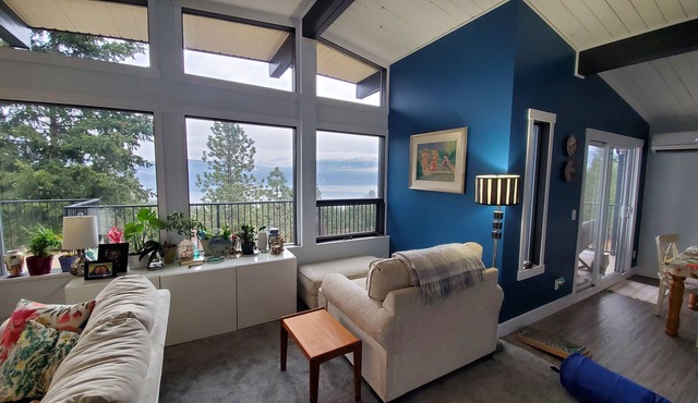 Bright & Spacious Okanagan Lakeview 3 bdrm house.