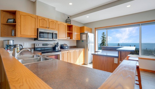 Bright & Spacious Property w/Fireplace & Hot Tub - Sleeps 13