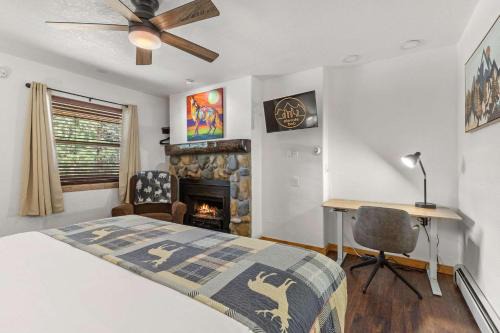 Cabin 18 - King Bed Mountain views Hotel Style