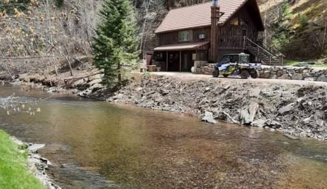Cabin on the Creek w/Hot tub