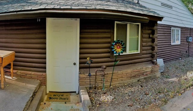Cabin21 PETS OK 🐾Rustic Old West Studio+Kitchen