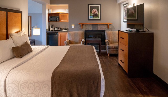 Canmore Retreat with a Jacuzzi Tub + Balcony