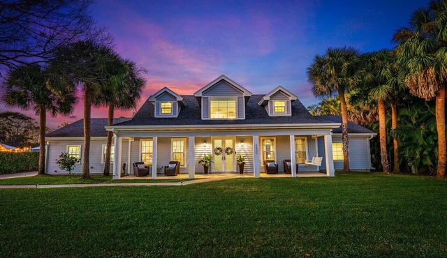 Cape Calypso! Heated Pool, Coastal Luxury, Bike to Beach
