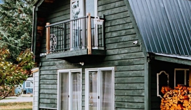 Carefully curated Cabin in the fun town of tulameen BC .