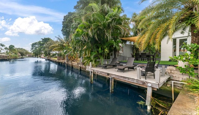 Casa Agape Waterfront Hot tub