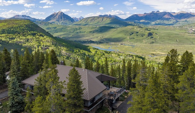 CB Luxury Retreat: 70 Acres, Epic Views, Hot Tub, En-Suites, 10 Min to Town