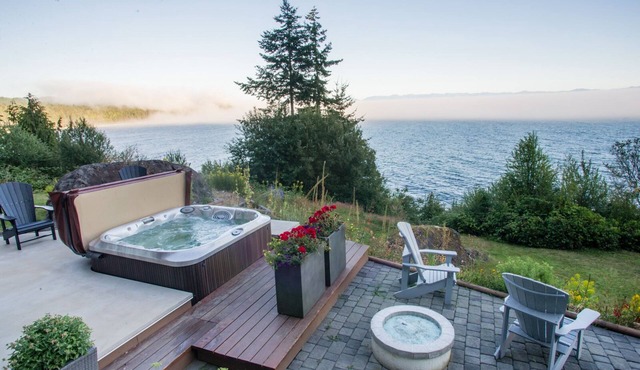 Cedar Coast Oceanfront, Victoria, hottub, ocean deck, 180 degree views, 3 bed.