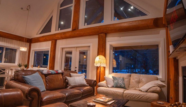 Cedar Peaks Log Cabin with Sauna & Mountain Views