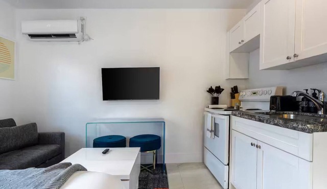 Central Miami Gem - Bright & Convenient Location