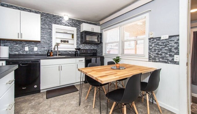 ⁂Centrally Located⁂Close to Downtown⁂Stocked Kitchen⁂