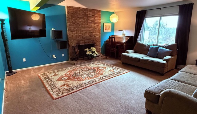 Centrally located 4-bedroom house with WiFi and pool in Fort Collins
