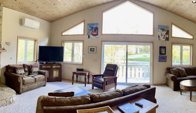 Chalet Minutes to North Conway, Story Land, Skiing, and Hiking; Private Hot Tub