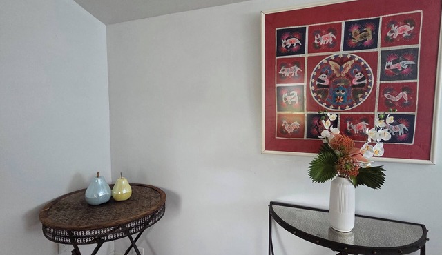 Charming 1-bedroom cottage in pleasant West Palm Beach with AC, WiFi