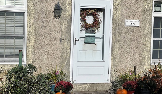 Charming 2 Bedroom, 2 Bath, Coastal Carriage House in Marblehead
