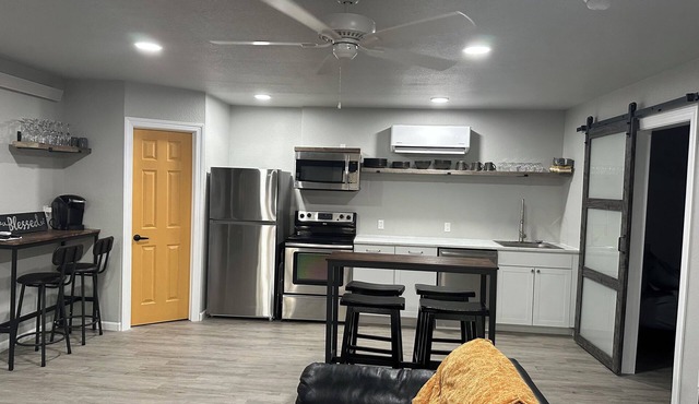 Charming 2-bedroom cottage house in Rapid City. Horses are welcome!