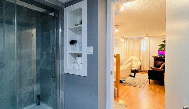 Charming 2- bedroom basement house with WiFi, AC in wonderful Medicine Hat