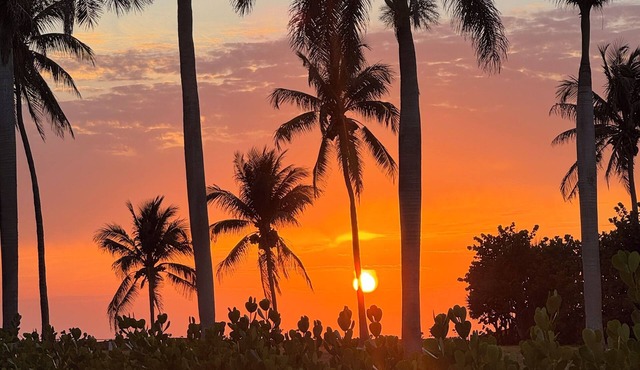 Charming 2-bedroom condo Naples WinterPark community 3 miles to Naples Pier