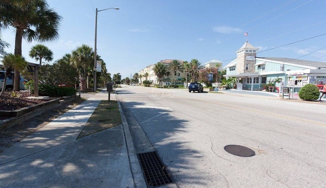Charming 2-bedroom hotel room in Vero Beach overlooking the pooln