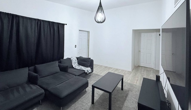 Charming 2-bedroom house with WiFi, AC in enjoyable West Park