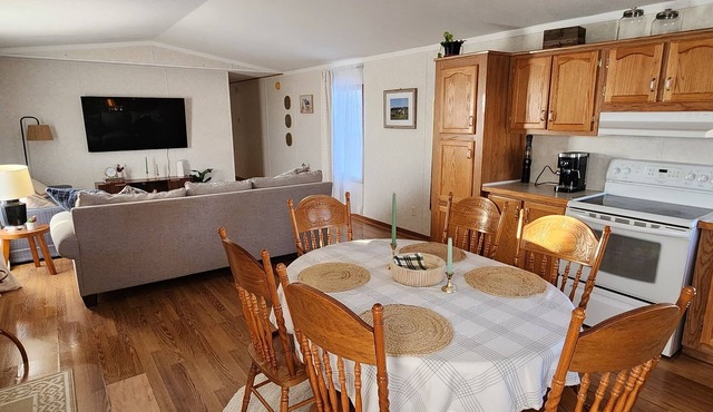 Charming 2-bedroom house with WiFi and AC in Interior.
