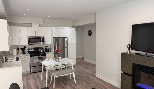 Charming 2 Bedroom Suite near White Rock Beach