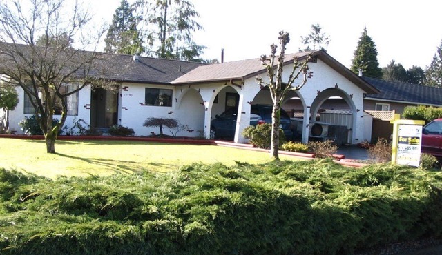Charming 3 bedroom bungalow with fenced yard and RV + 3 vehicle parking