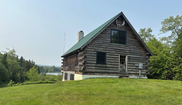 Charming 3-bedroom cabin in Woodford private with mountain and pond view