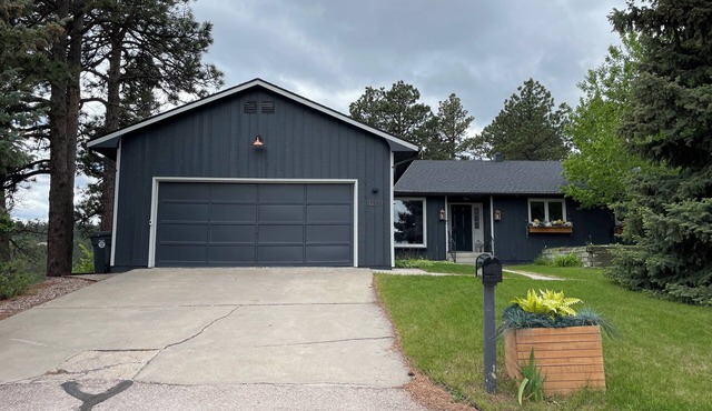 Charming 3-bedroom house close to downtown with amazing views and outdoor space!
