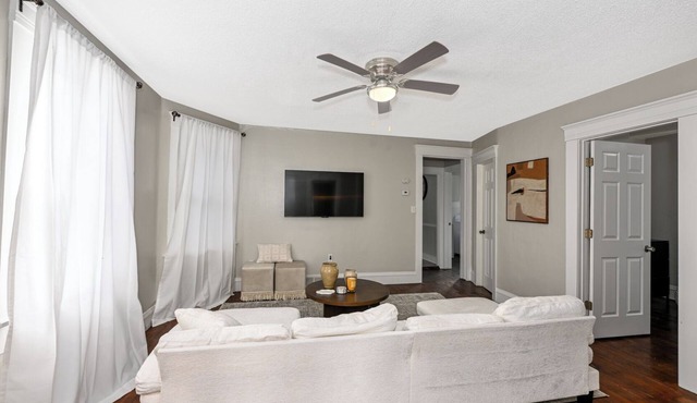 Charming 3-bedroom house in Cleveland with WiFi and AC