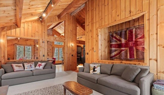 Charming 4-bedroom, 3 bath ski house 8 minutes from Stratton Mountain.