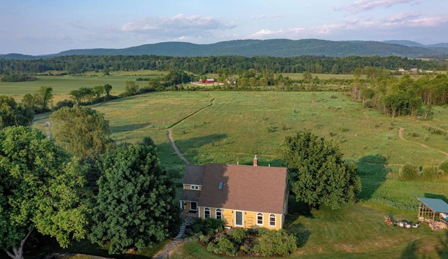Charming 5-bedroom cottage near Lake Champlain and Downtown Burlington