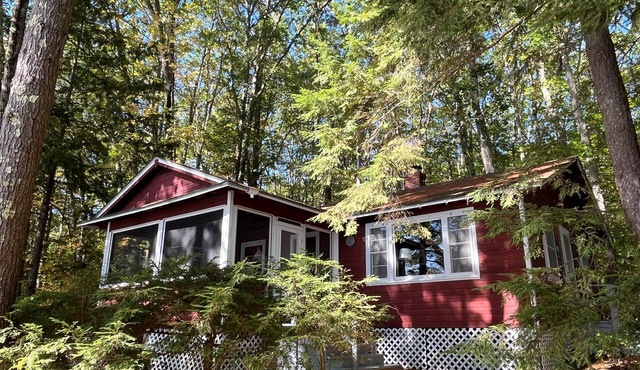 Charming and Cozy Historical 3 Bedroom Dog Friendly Winnipesaukee Cottage