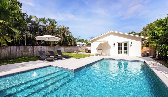 Charming Beach Cottage with private pool! One mile to stunning Horizon Beach!